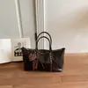 Bolso de cuero encerado negro con remaches, gran capacidad, adecuado para ir al trabajo, bolso de hombro para mujer, nuevo estilo 2026, estética dulce y genial, con un colgante en forma de corazón