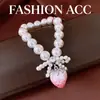 Pulsera de Fresa con Lazo de Perla y Circonita Transfronteriza, Pulsera Única de Nicho de Lujo Ligero, Joyería de Mano Simple, Moderna y Versátil para Mujeres