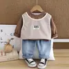 Novo Conjunto de Duas Peças para Meninos em Algodão Gola Redonda Listrado Colete Falso Moletom Jeans Moda Fabricante Original Lote