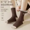 Meias femininas de outono e inverno, comprimento até o meio da panturrilha, meias femininas japonesas de cor sólida com felpa, meias esportivas da moda ins na cintura, meias pretas e brancas
