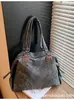 Bolso de mano tipo tote retro de gran capacidad para otoño e invierno 2026 nuevo y moderno, fresco, con remaches, bolso de mano y bolso de hombro versátil