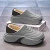 Pantuflas de algodón impermeables para hombre, con suela gruesa de EVA, forro de felpa, diseño antideslizante y construcción duradera, adecuadas para usar en interiores y exteriores, y que proporcionan calidez