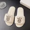 Marca de Lujo Ligero de Moda 2026 Pantuflas Peludas para Mujer, Uso en Exteriores, Pantuflas de Algodón, Pantuflas Peludas Cálidas para el Hogar, Talla Grande, Planas Brillantes