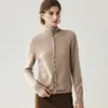 Nova coleção outono e inverno: Cardigã de gola alta 100% cashmere para mulheres, com detalhes de botões, design tricotado com bordas enroladas e uma jaqueta suéter de tricô macia e confortável.