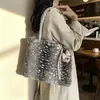 Bolsa esponjosa con estampado de leopardo para mujer, nueva colección otoño/invierno 2026, moderna y casual, bolso de hombro de gran capacidad, elegante bolso tote para ir al trabajo