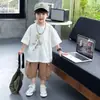 Conjunto de Roupas de Verão para Meninos 2026 Novo Estilo Coreano Fresco Bonito Crianças Pequenas e Médias Roupas de Verão para Crianças Roupa de Verão para Bebê Menino Camisa de Manga Curta