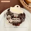 Scrunchie floral em forma de coração artístico estilo coreano vintage na cor café para meninas, oferecendo um visual de alta qualidade, elegante e moderno