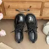 Nova saia versátil para primavera e outono combinada com sapatos pequenos de couro de sola grossa de boca profunda estilo retrô 2026 para mulheres estilo britânico sapatos únicos pretos franceses