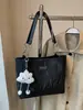 Nuevos bolsos de mano para otoño e invierno, bolsos tote versátiles, bolsos de hombro de gran capacidad, estilo simple y de lujo ligero, bolsos casuales para el día a día con un tacto de calidad