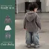 Conjunto de tres piezas súper elegante para niño de otoño e invierno: suéter de punto para niños pequeños, pantalones de chándal forrados de polar para bebés, ropa infantil coreana