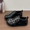 Nuevos zapatos bajos de cuero estilo británico, inspirados en lo gótico, versátiles con hebillas metálicas, 2026 zapatos planos de moda de suela gruesa con aumento de altura interior