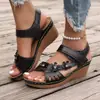 Sandalias de cuña florales de verano 2024 caladas transfronterizas europeas y americanas para mujer talla grande Sandalias de mujer de una tira estilo nuevo al por mayor talla grande