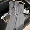 Traje Intelectual e Fashion, um Conjunto Completo de Colete e Calça Cinzas de Alta Qualidade Estilo Chanel, Elegante e Sofisticado, Terno Profissional para o Dia a Dia