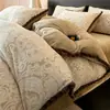 Acabado totalmente mate, diseño de bola de pelo de conejo retro, juego de ropa de cama de cuatro piezas engrosado para invierno, con sábanas y fundas de edredón de terciopelo de leche y forro polar de coral bordado