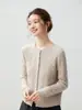 Cardigã de cashmere macio e aconchegante estilo francês para mulheres, com gola redonda, botões de pérola e design em tricô de trança, perfeito como uma nova peça de outer wear para outono/inverno