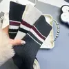Meias Femininas com Estampa de Tubarão Estilo Outono e Inverno Meias Longas Meias Listradas Estilo Britânico Meias Tendência Japonesa Meias de Cano Médio Meias Largas