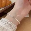 Pulsera Versátil Estilo Chino Nuevo para Mujer con Acabado de Alta Gama, Diseño Trenzado Hecho a Mano de Zorro, Trébol de Cuatro Hojas con Circonita Rosa Joyería de Lujo Ligero