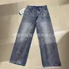 Pantalones rectos de mezclilla lavada estilo americano 2026 con tapeta diagonal y botones, diseño retro unisex con un toque único.