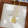 Colgante de Mariposa Chapado en Oro con Diseño Hueco Tallado, Diamantes Microincrustados, Cobre Electrochapado, Cadena de Clavícula Vintage, Versátil y de Lujo Ligero