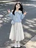 Conjunto de dos piezas para niña: una sudadera con cuello de muñeca y una falda midi de moda con lazo, perfecta para principios de otoño, adecuada para la escuela