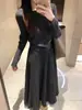 Novo vestido de tricô estilo francês, suave e elegante para mulheres, perfeito para outono e inverno, apresentando um design descontraído e sofisticado com cintura marcada e comprimento longo
