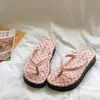 Chinelos de Verão Fofos Desenho Animado Bolinhas Gato Novo Femininos Versáteis Antiderrapantes Moda Outdoor Sandálias de Dedo