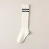 Calcetines gruesos de otoño e invierno para mujer hasta la pantorrilla, calcetines largos de media caña estilo JK, estilo ins de moda, estilo universitario, calcetines blancos de tubo alto con dos rayas, calcetines superpuestos