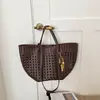 Bolso tote tejido hueco de ajuste relajado estilo coreano, nueva colección de verano 2026, bolso de mano sólido de moda, bolso de hombro moderno