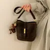 Bolso de Hombro de Moda Tendencia Nuevo Modelo 2025 Bolso Cruzado Simple Versátil Bolso Cubo de Gama Alta Bolso Versátil de Moda para Mujer