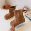 Botas femininas com rebites, alças duplas, forradas com fleece, botas Birkenstock de pele de cordeiro, botas de moda para o inverno de 2026, à prova de frio, de cano médio