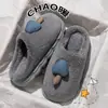 Chinelos de algodão 3D populares em formato de cogumelo, quentes para o inverno, adequados para uso interno e externo, com solas grossas, antiderrapantes e apresentando um design de desenho animado para mulheres e um design silencioso e confortável para homens.