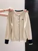 Cardigan Suéter Bordado de Cor Contrastante Estilo Coreano Primavera e Outono 2025 Novo Design Feminino Moda Redutor de Idade Gola Redonda Jaqueta Outono e Inverno