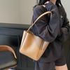 Bolso de gran capacidad y combinable, nuevo bolso de mujer 2025, bolso de mano vintage de moda, bolso de hombro tipo nicho, bolso de hombro bajo el brazo.