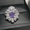 El Suministro del Fabricante Versa Es Único, Anillo para Mujer de Diseño Elegante con Capas de Flores Grandes, Anillo de Zirconia Violeta Completamente Diamantado Chapado en Oro