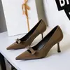 Modelo de Zapato Único 9557-1 (Este modelo está agotado y no se repondrá)