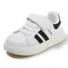 Zapatos Infantiles Mcqueen 2026 Primavera y Otoño Nuevo Estilo Zapatos Blancos para Niños Zapatos Deportivos Ligeros para Niñas Zapatos Casuales para Bebé de Suela Suave