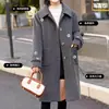 Novo casaco de lã cinza-carvão para outono e inverno, acolchoado para aquecimento, com design de ombro reto, estilo coreano, adequado para figuras petites e com corte solto de comprimento médio.