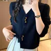 Cardigã Tricotado de Cor Sólida com Decote V para Mulheres no Outono e Inverno Novo Estilo Fashionável Jaqueta Suéter Curta com Botão de Coração Top
