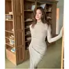 Nueva colección de otoño: vestido de mujer de manga larga con cintura redefinida, cuello semi-alto, ceñido a la cintura, plisado, abertura y forro polar