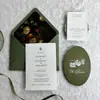 Set de invitaciones de boda en lujoso papel hecho a mano color verde bosque, con papel de algodón de borde deshilachado, adecuado para fiestas de compromiso