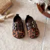 Zapatos de Cuero Retro Francés para Niñas 2026 Nuevo Estilo Coreano Suela Suave Ante Punta Dividida Zapatos Primavera/Otoño Zapatos Birkenstock para Bebé Niña Individual