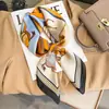 Pañuelo cuadrado pequeño para mujer, adecuado para primavera, otoño y verano, un accesorio versátil para atuendo profesional, perfecto para azafatas para llevar con camisas, proporcionando protección para el cuello y un aspecto elegante
