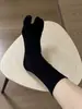 Meias de dedo básicas, cinzas, sem costura e versáteis, perfeitas com sapatos de trança; respirável e absorvente de suor, oferecendo um visual relaxado e casual; meias de cor sólida com babados