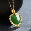 Colgante de calcedonia con incrustaciones en forma de corazón, collar de imitación de jade Hetian, corazón de melocotón, colgante de encaje de jade chapado en oro para esposa