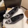 Sapatos de Salto Alto Aumentador de Altura com Fivela Quadrada de Lã 4cm Estilo Francês para o Dia a Dia Bico Fino Boca Rasa Sapatos de Salto Único com Strass Preto Sapatos de Salto Único Femininos