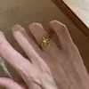 Anillo Popular Minimalista de Flor Hueca de Xiaohongshu para Mujer, Nuevo Diseño de Nicho con un Toque de Lujo Ligero y de Gama Alta, Diseño Abierto Ajustable