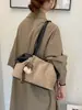 Bolsa de ante francesa para axila, nova coleção outono/inverno 2026, bolsa tote retrô americana, adequada para o trabalho e uso casual, bolsa de ombro e bolsa de mão