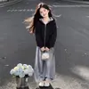Conjunto de Chaqueta Informal con Capucha de Manga Larga para Niños de Talla Mediana a Grande con Diseño Versátil y Pantalones de Mezclilla Modernos