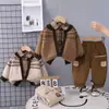2026 Nuevo Conjunto de Otoño para Niños Casual Atractivo Ropa de Primavera y Otoño para Bebé Conjunto de Tres Piezas Cardigan Suéter Estilo de Moda Venta al por Mayor