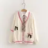 26039 Suéter de Punto Dulce Estilo Universitario para Reducir la Edad con Lazo Cárdigan de Cuello en V + Camisa con Corbata Conjunto de Dos Piezas para Mujer